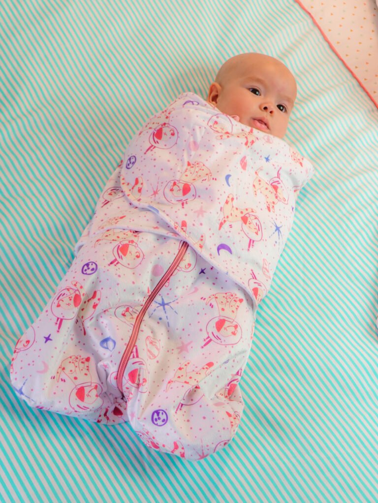 Recién nacido envuelto en swaddle BeBaby sobre una cobija