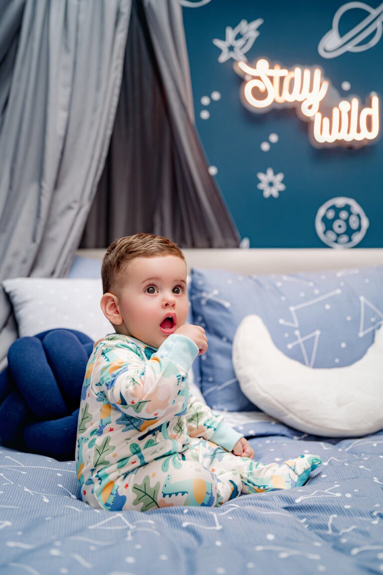 Qué es la noche completa de tu bebé 1 Bebé con pijama BeBaby en cama de noche con cojín luna