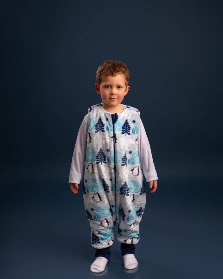 Niño con el Guardián BabyPingüinos con pies, ideal para clima frío, BeBaby Colombia