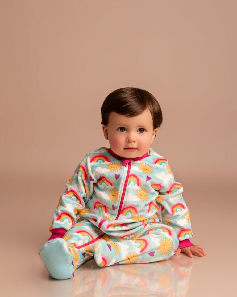 Bebé sentado con pijama enteriza BabyArcoíris de BeBaby