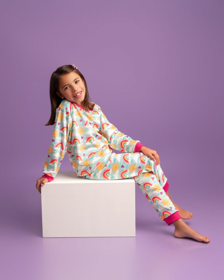 Niña con pijama BabyArcoíris de dos piezas de BeBaby